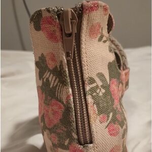 Beautiful. Comforting sandals